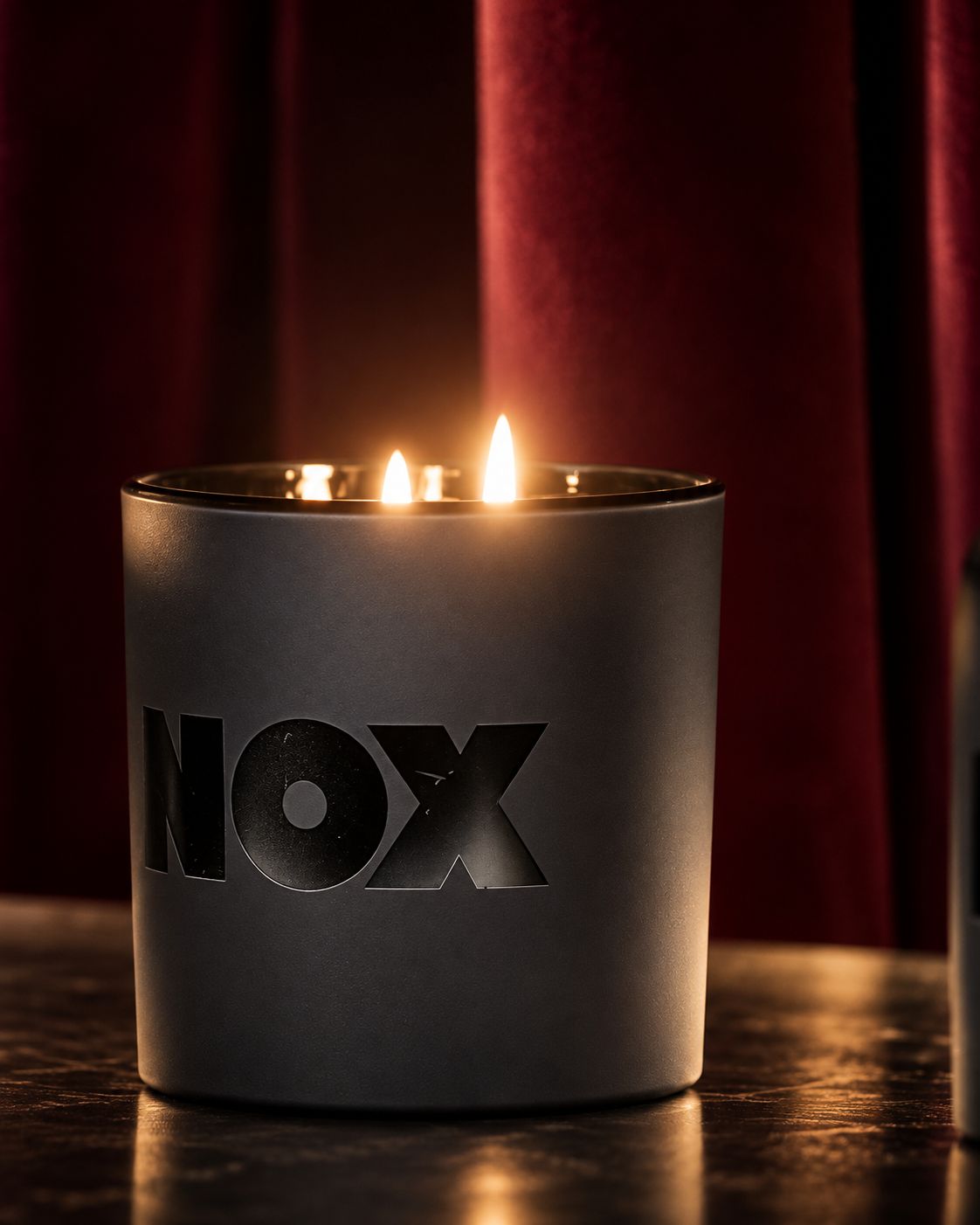 Το NOX Grande Candle, μεγάλο κερί με τρία φιτίλια σε ματ μαύρο γυαλί